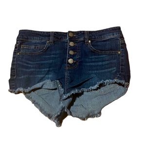 Cut off shorts. Worn a couple times women’s size 7